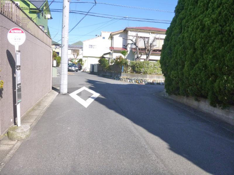 京急バス「亀が岡団地東」バス停留所/ホームメイト 京急バス「亀が岡団地東」バス停留所/ホームメイト